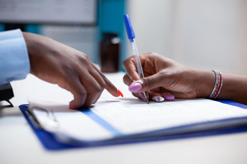 Étudiant focalisé sur son ordinateur